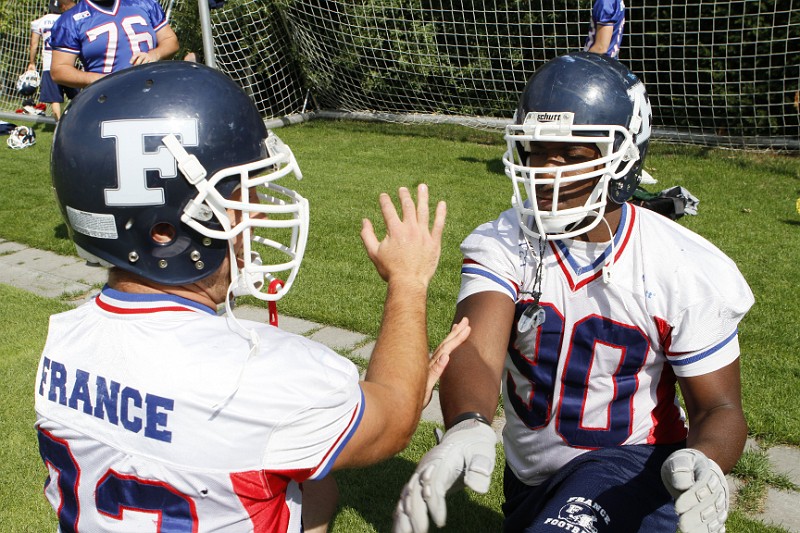 _MG_3698.JPG - Les linemen défensifs Jérémy Castinel et David Larochelle pendant leur drill d'échauffement