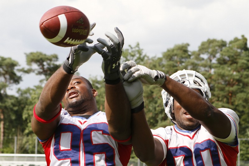 _MG_3785.JPG - Frantzy Dorlean et David Larochelle se battent pour rattraper le ballon