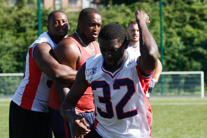 EDF2010_Stras_1486.JPG - Giovanni Nanguy, linebacker pendant un drill (avec les linemen defensifs Frantzy Dorlean et Gregory Gavarin en fond)